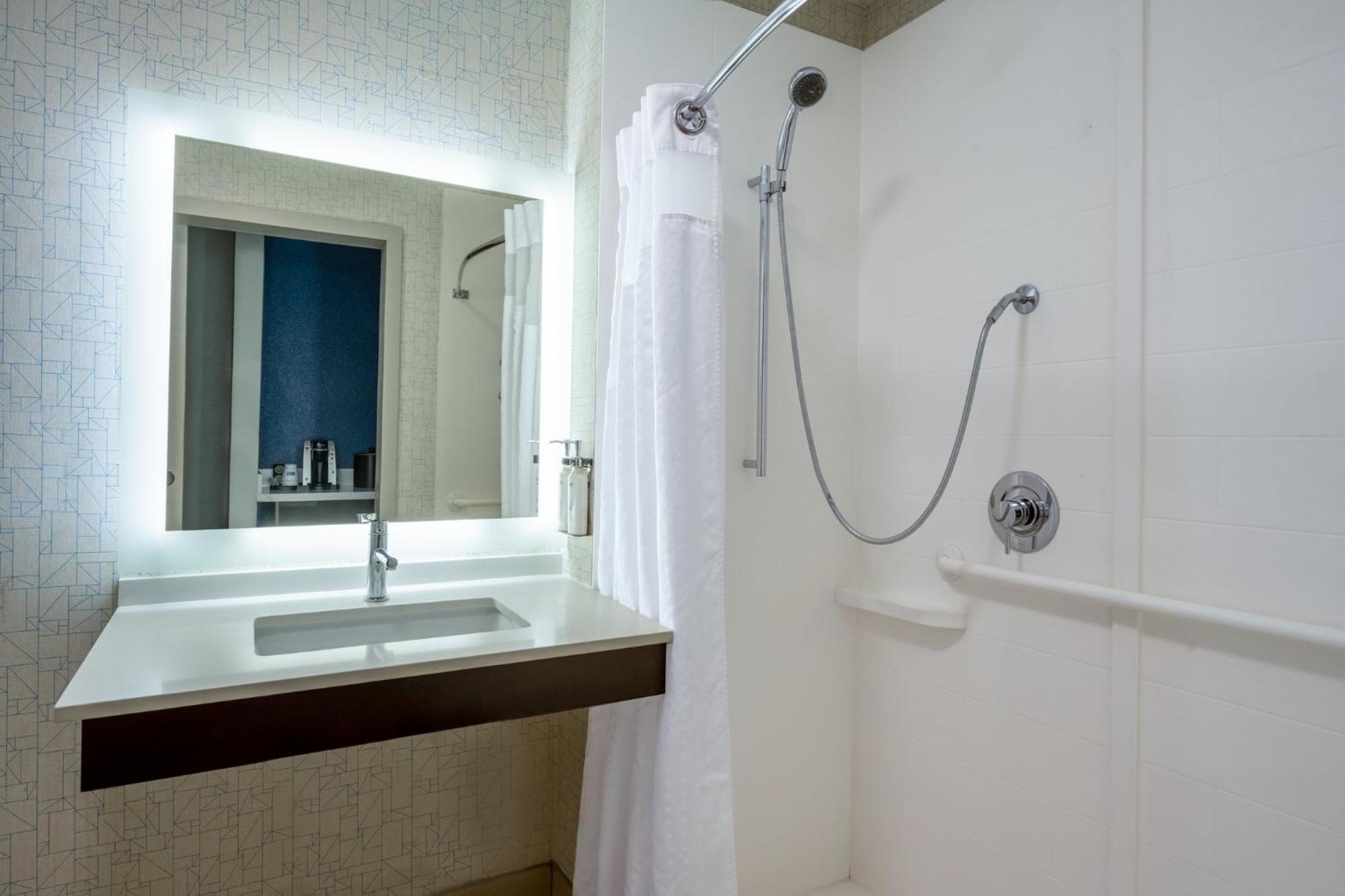 Express Portland Se - Clackamas Area By Ihg